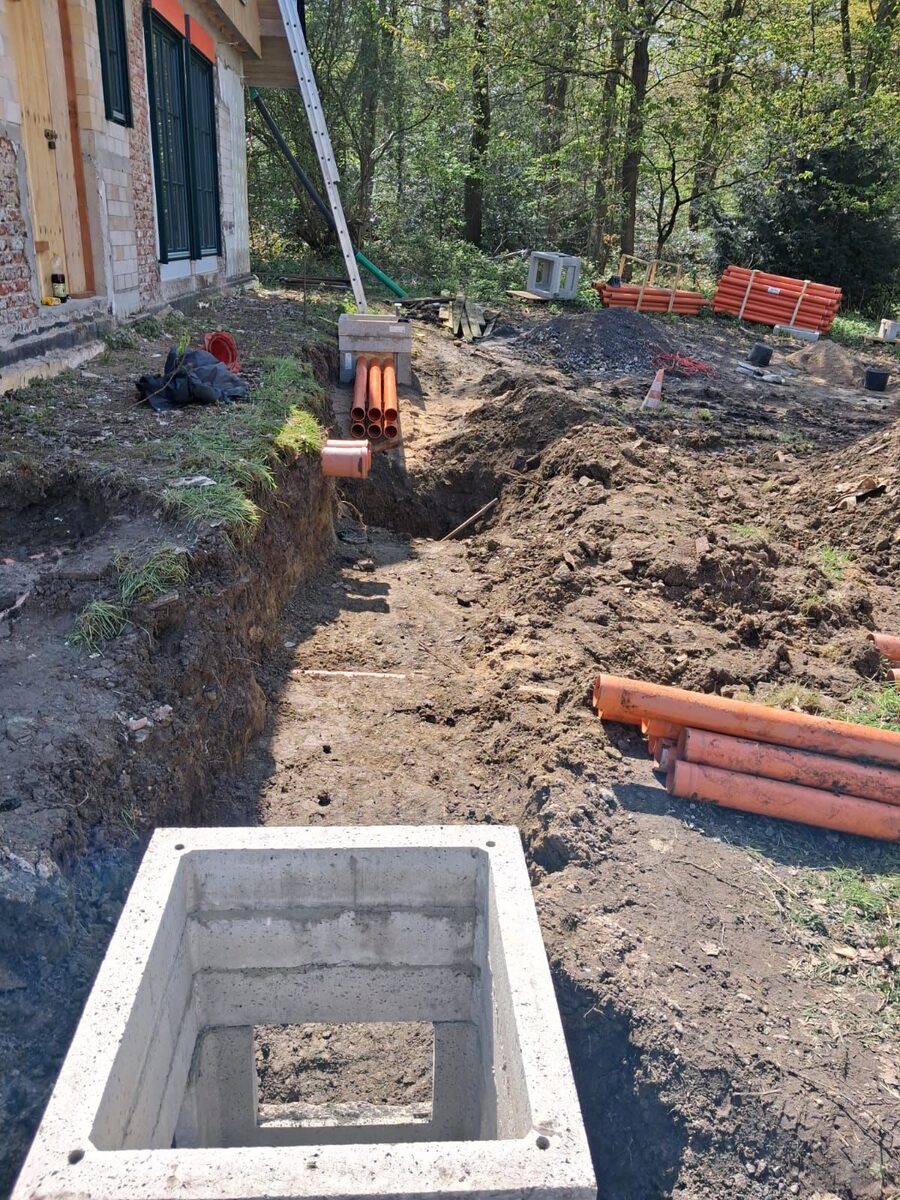 Tiefbauarbeiten mit Drainagegraben und Sickerrohren entlang der Kellerwand